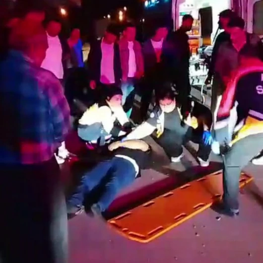 Adana'da Korkutan Kaza: Otomobil Park Halindeki Kamyonete Çarptı