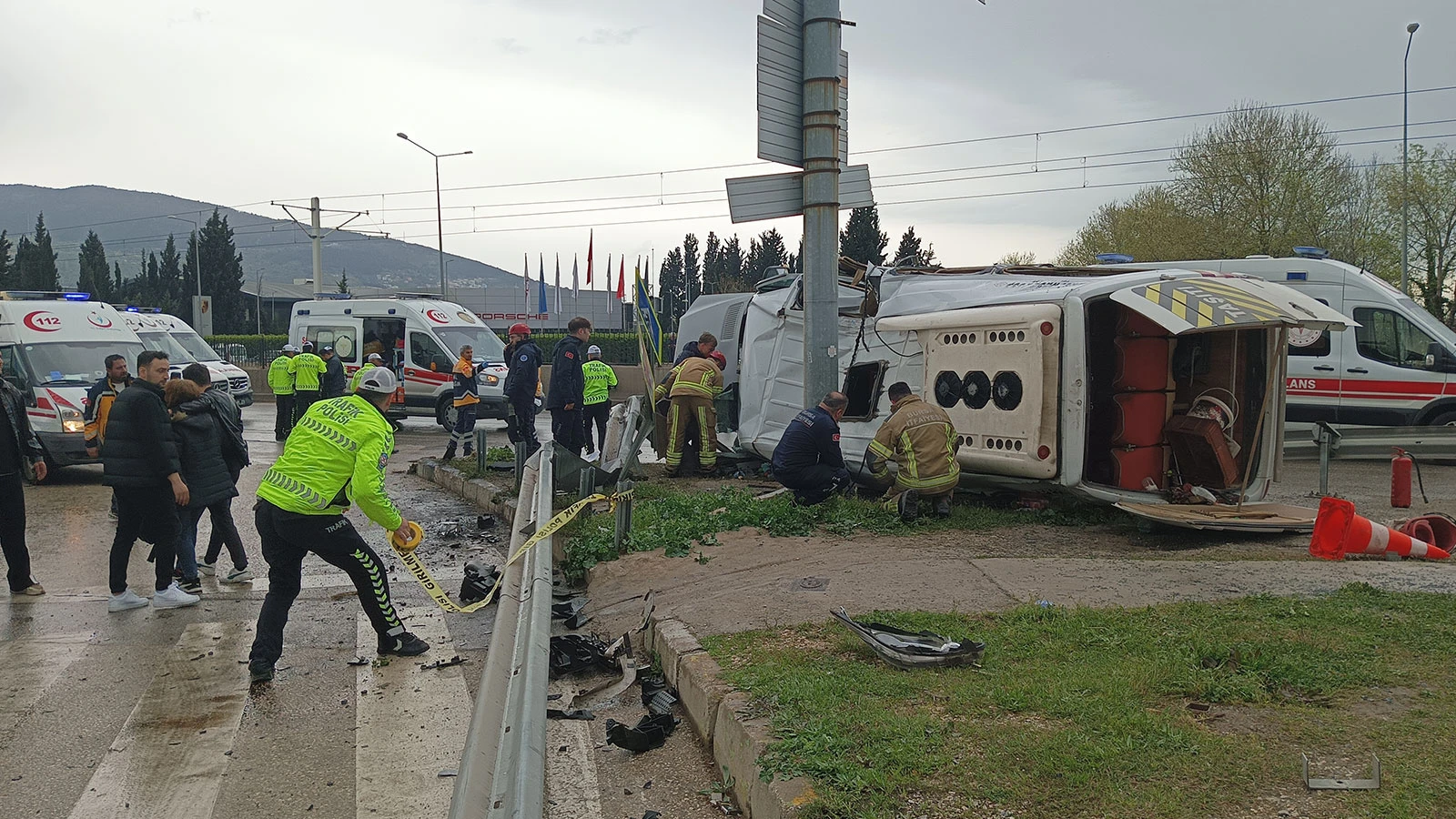 Asker uğurlamaya gidenleri taşıyan minibüs devrildi: 2 yaşındaki Tuğsem kurtarılamadı