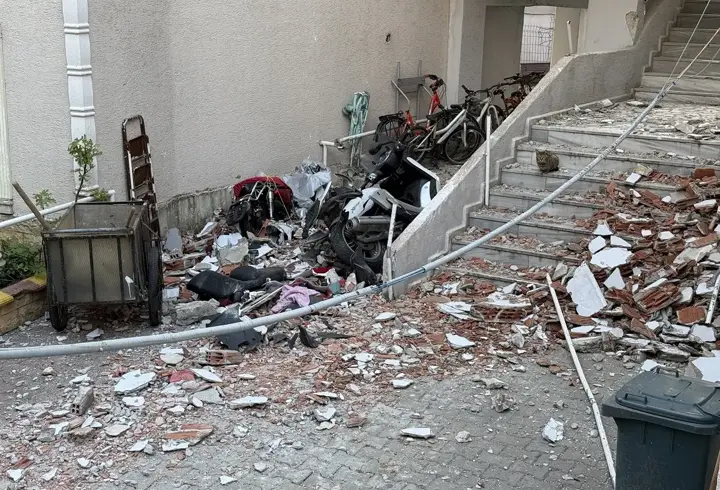 O anlar kamerada: Kumburgaz'da bina duvarları yıkıldı