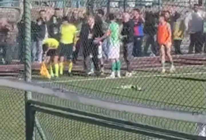 Tribünden hakeme skuter attı; o anlar kamerada