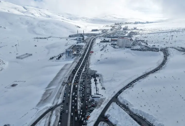 Kilometrelerce kuyruk oluştu! Sömestirin son günü ziyaretçi akınına uğradı...
