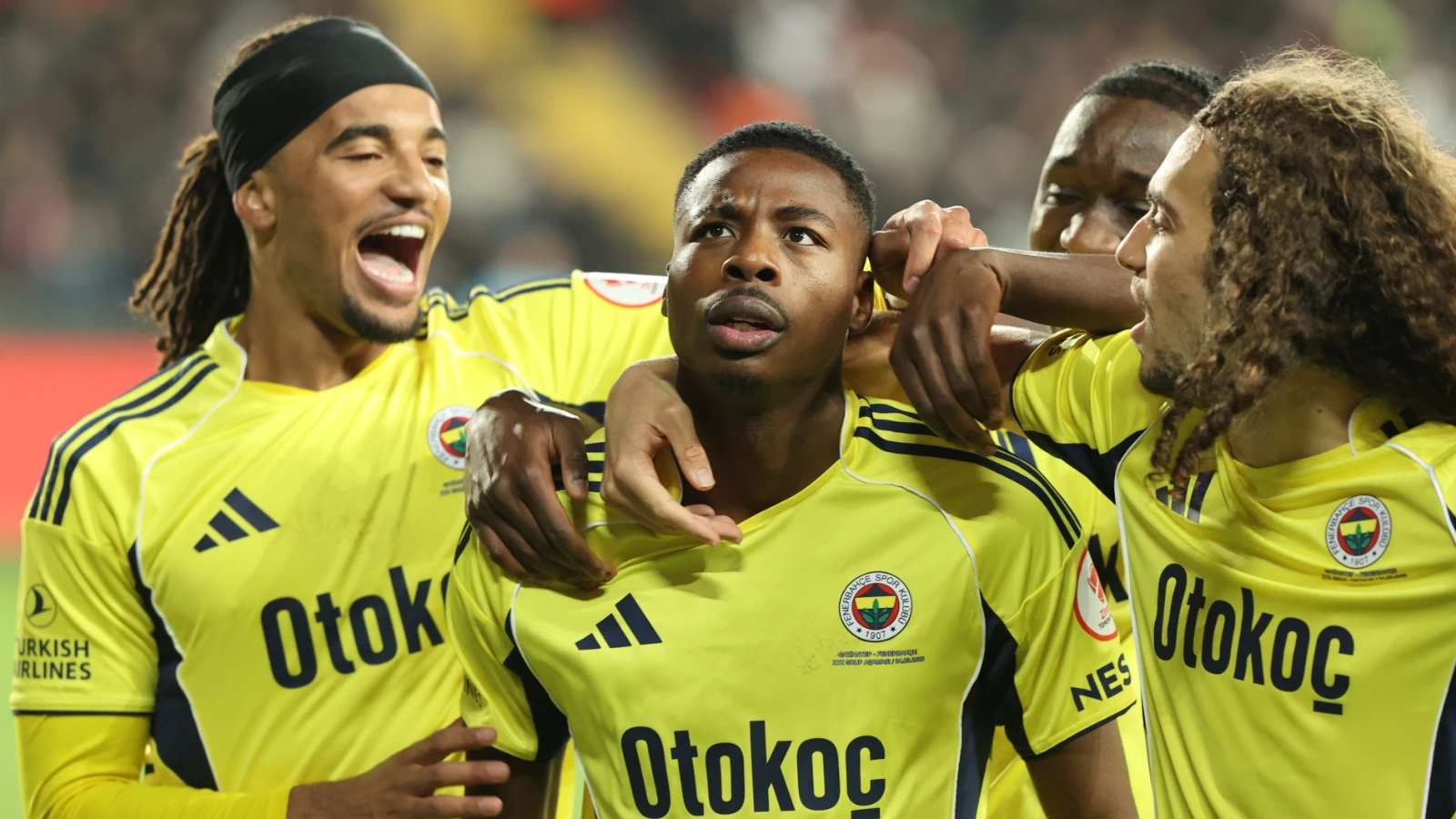 1 saat geç başlayan maçta Fenerbahçe, 4 golle turladı
