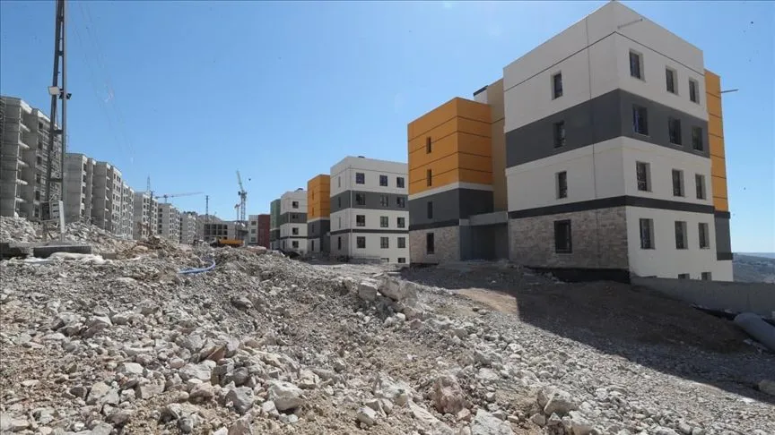 Hatay'da afet konutları ve ticaret merkezlerinin yapımı sürüyor