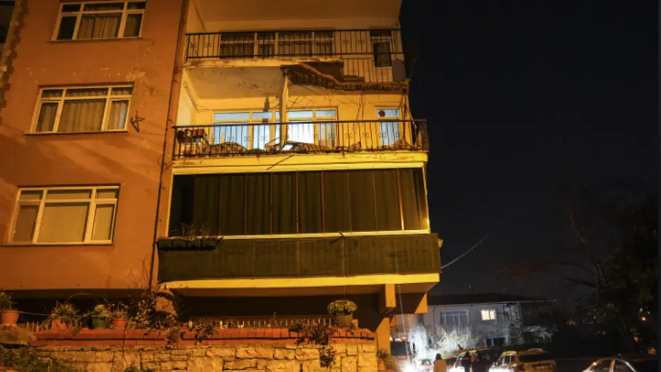 İstanbul'da balkonu çöken apartman tahliye edildi