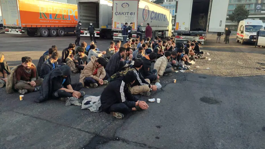 Rize'de TIR dorsesinde 57 göçmen yakalandı