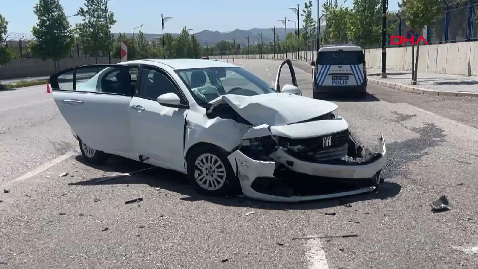 Sivas'ta iki otomobil çarpıştı: 1'i çocuk 4 yaralı
