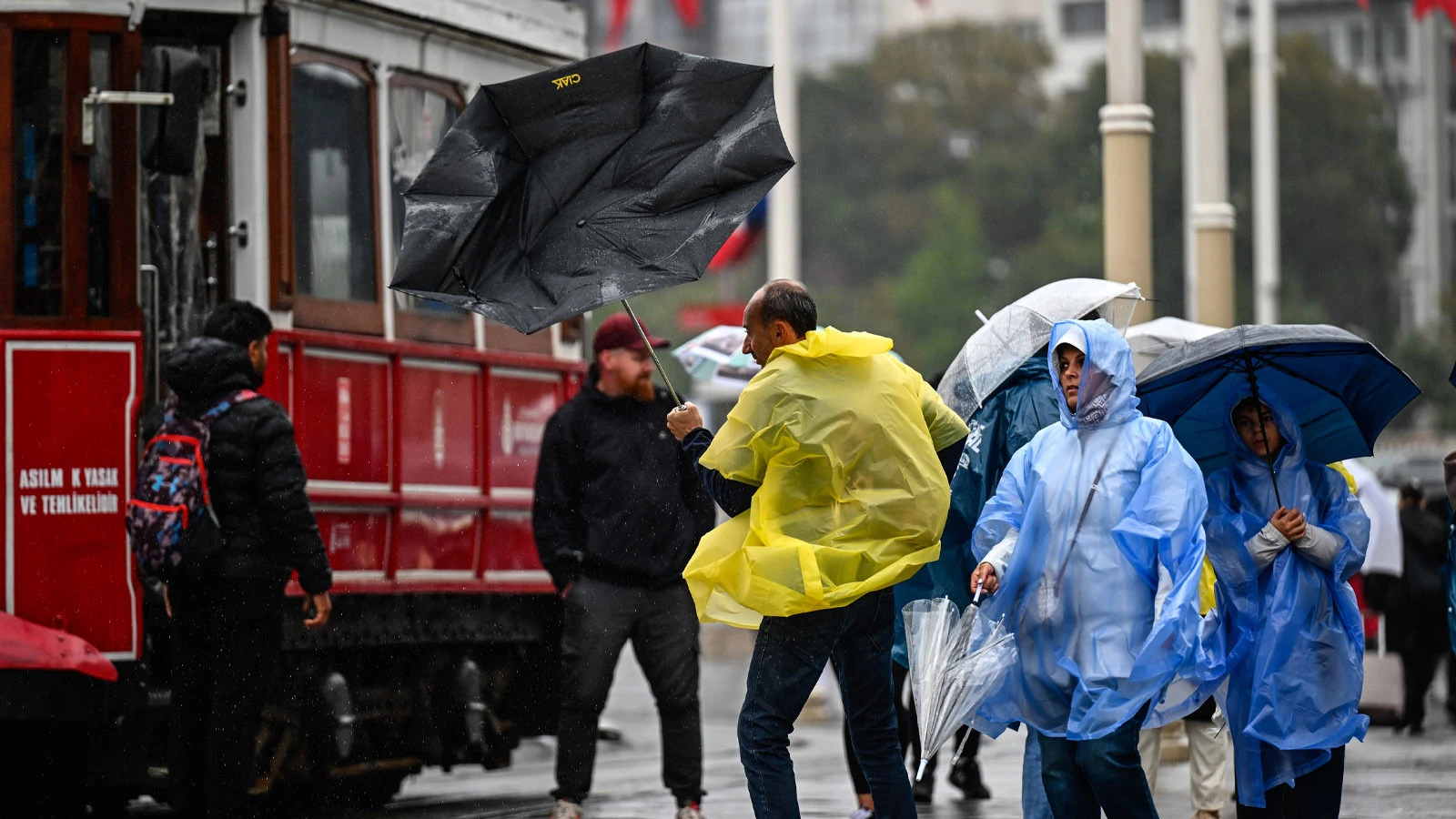 Mgm'den Yeni Uyarı Geldi: İstanbul'da Yağışlar Yarın Sabah Yeniden Etkisini Artıracak