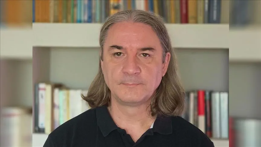 Prof. Dr. Goran Şimiç, Bosna Hersek'teki savaş mağdurları anısına şiirler kaleme aldı