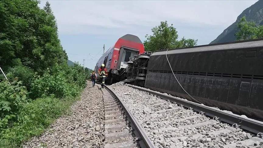 Almanya'da yolcu treninin raydan çıkması sonucu 3 kişi öldü