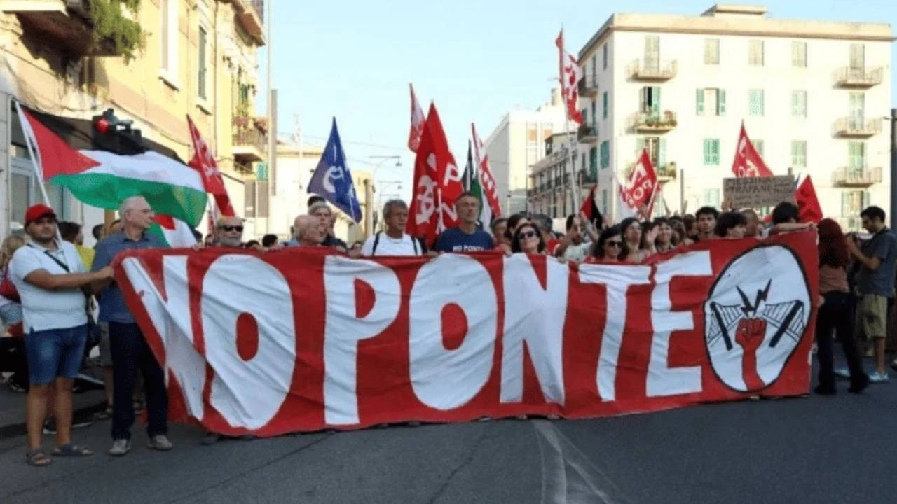 Sicilya'da binlerce kişi İtalya ile Sicilya'yı bağlayacak köprüyü protesto etti