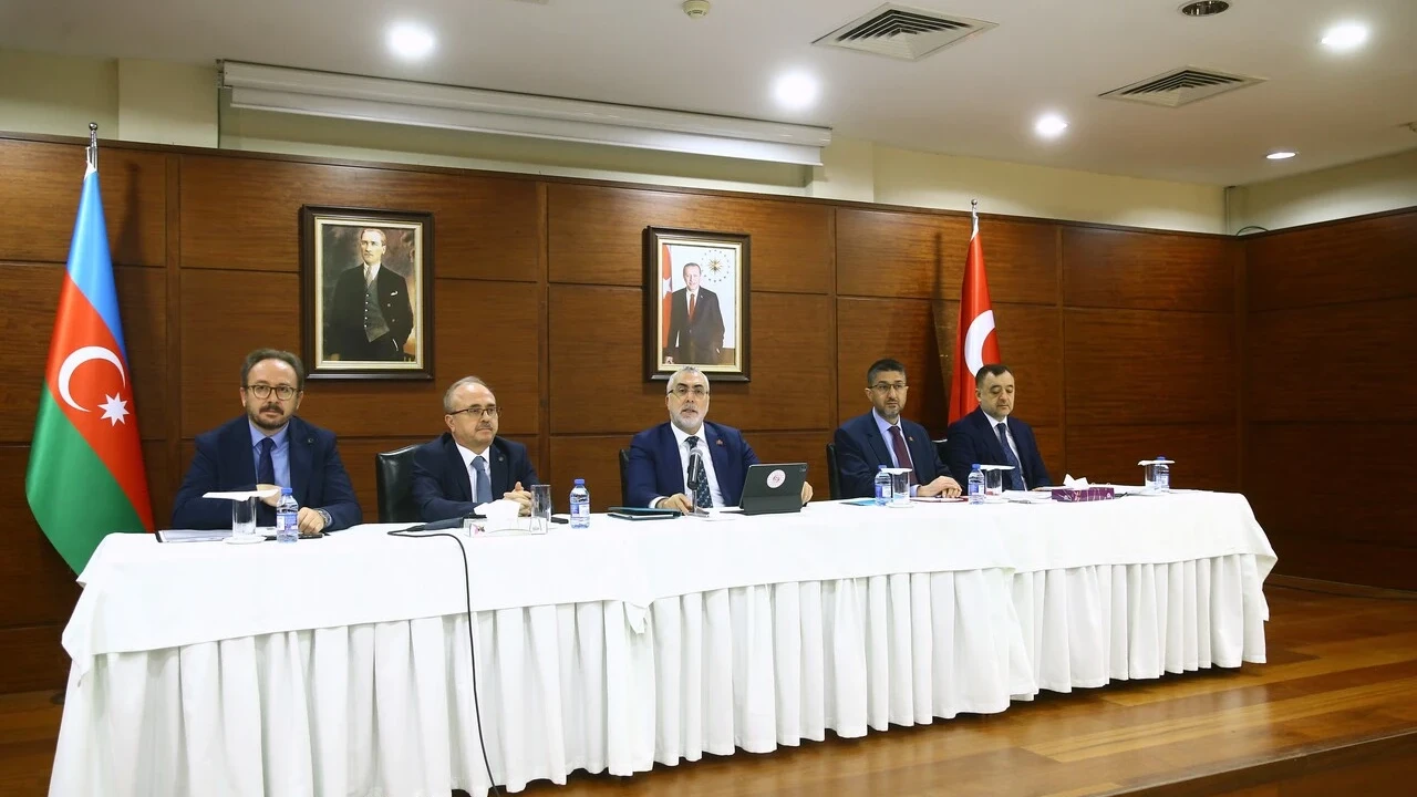 Bakan Işıkhan, Bakü'de Türk iş insanlarıyla buluştu