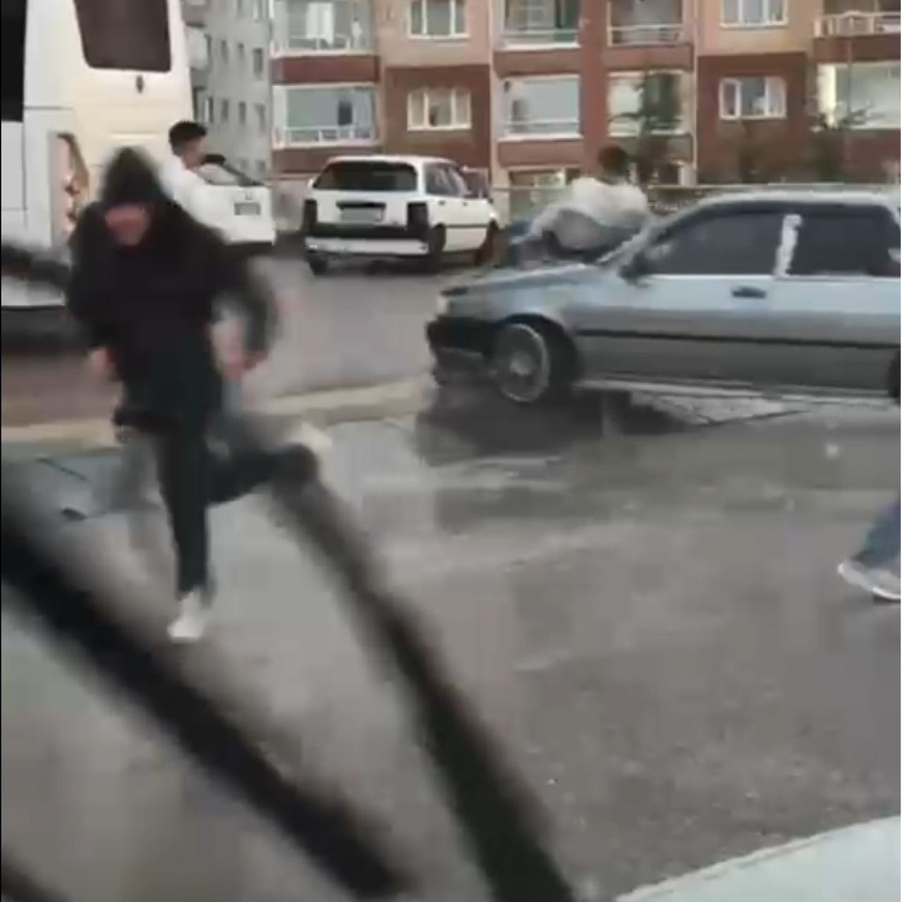 Başkentte pompalı tüfekli kavga! Otomobille çarpıp kaçtı!
