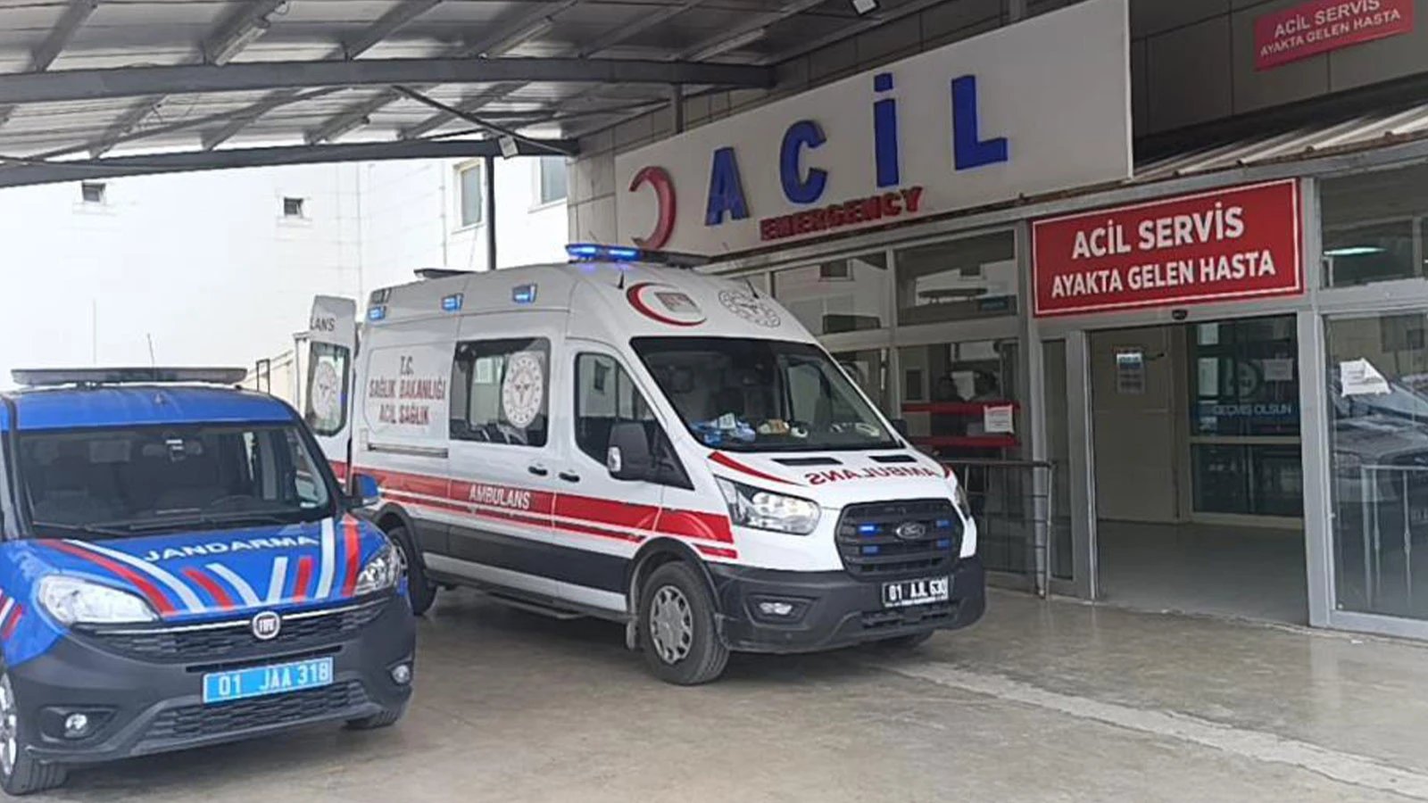 Yol verme kavgasında silahlar çekildi: 1'i polis 3 yaralı