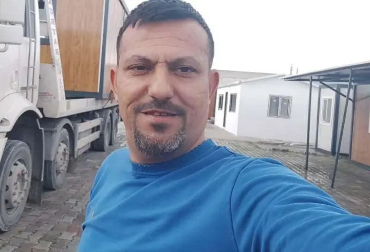 Salihli'de otomobil elektrik direğine çarptı: 1 ölü, 2 yaralı