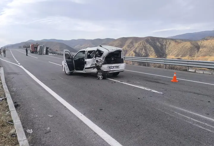 Kamyonet, hafif ticari araca çarptı: 4’ü jandarma 5 yaralı