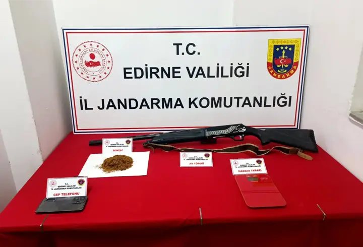 Edirne’de 2 evde yapılan aramada uyuşturucu ve silah ele geçirildi