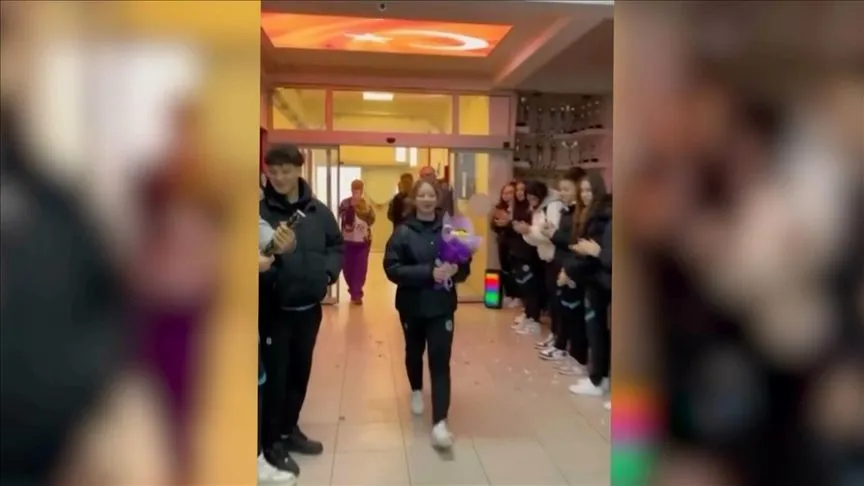 Trampolinde dünya ikincisi Tuba Bade, okulunda çiçeklerle karşılandı