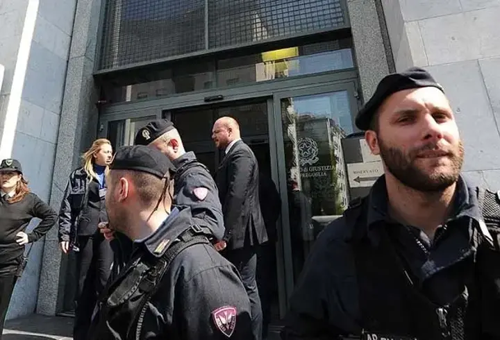 İtalya'da banka soygunu: 25 kişiyi rehin aldılar