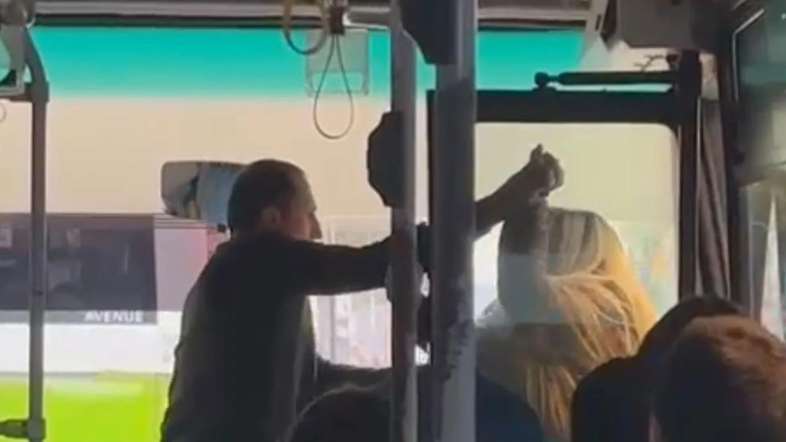 Otobüste akılalmaz kavga: Şoför ve kadın yolcu birbirine girdi