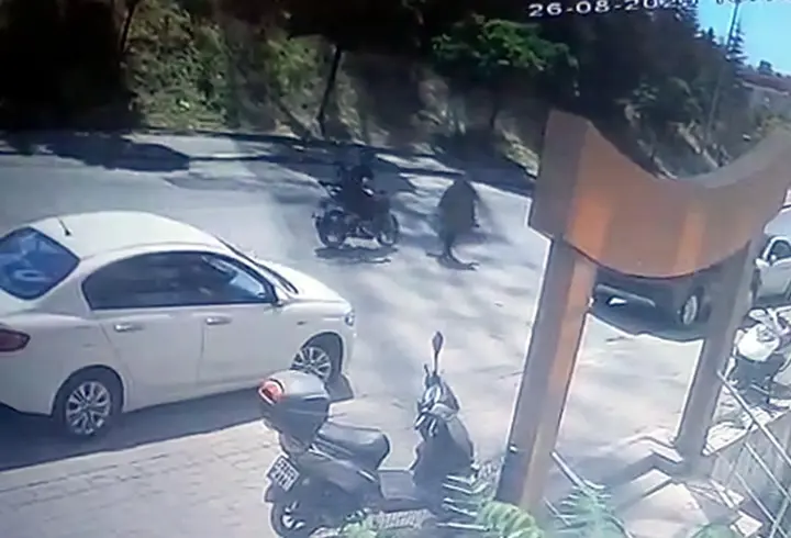 Motosikletin yayaya çarptığı kaza kamerada