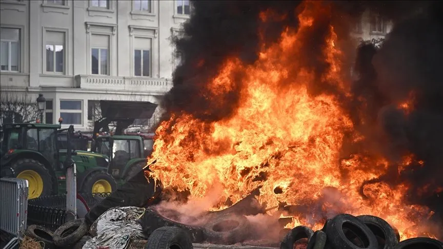 Brüksel'de AB Liderler Zirvesi'nin yapıldığı sırada çiftçilerden traktörlü protesto