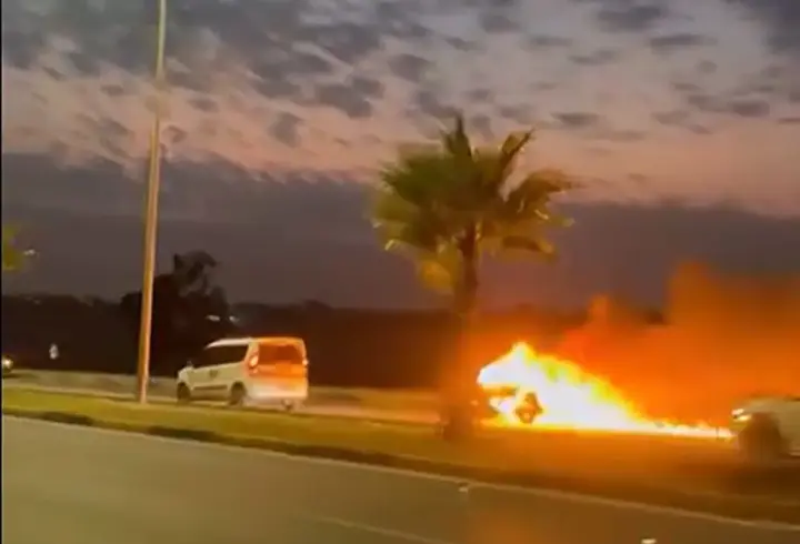 Adana'da seyir halindeki otomobil alev alev yandı!