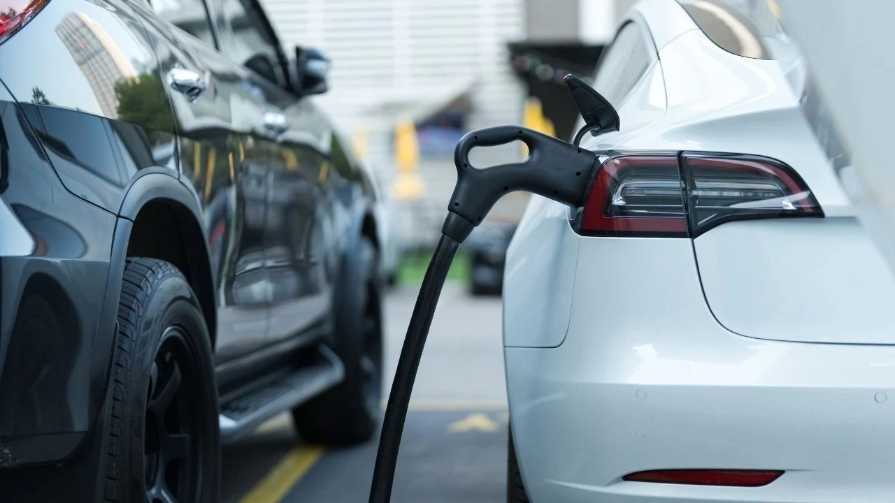 AB’de otomotiv dengesi değişiyor: Elektrikli yükseldi, benzinli ve dizel geriledi