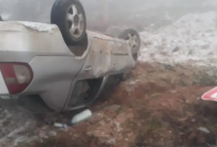 Takla atan otomobildeki iki kişi yaralandı 