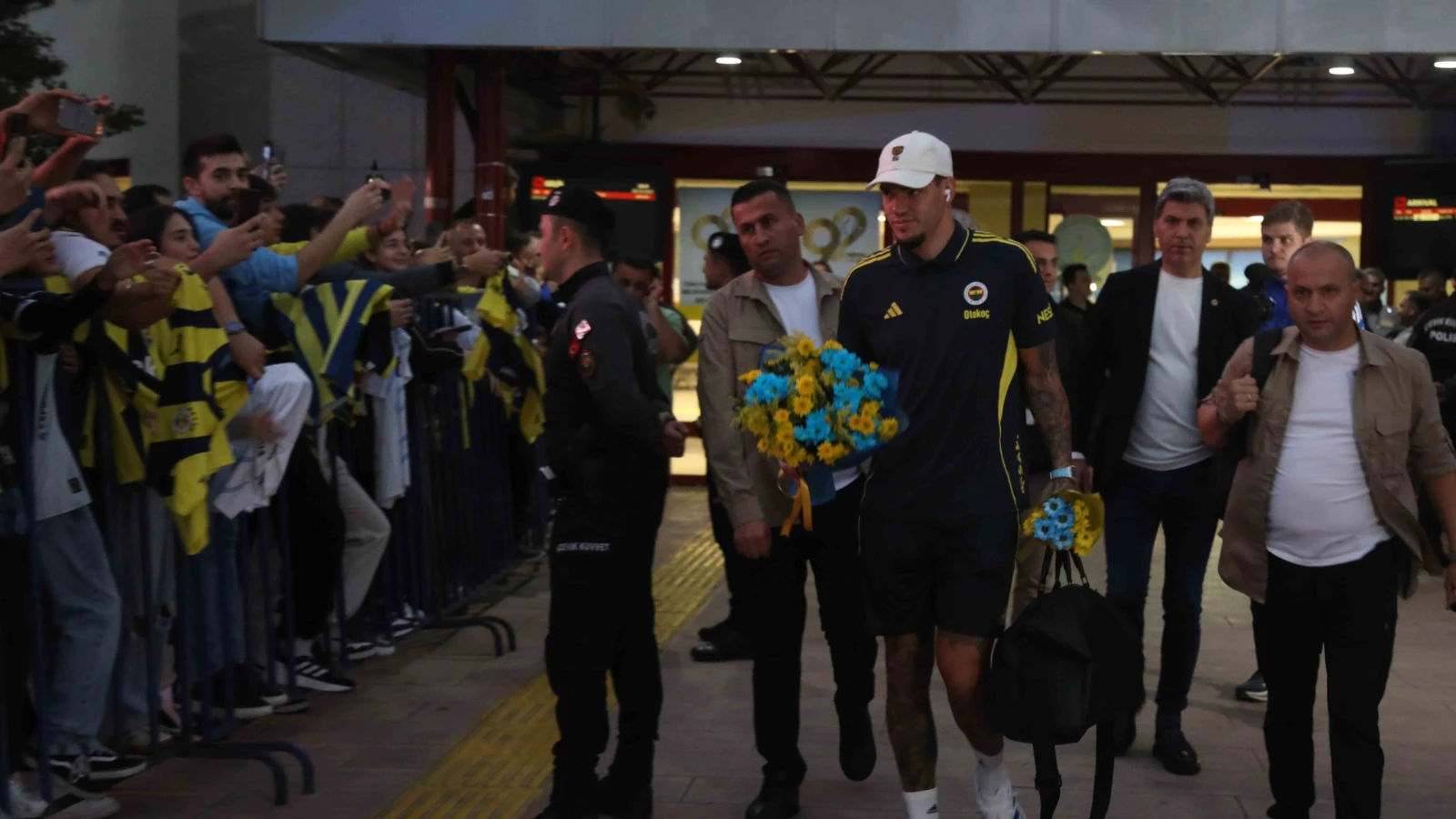 Fenerbahçe kafilesine Samsun'da coşkulu karşılama