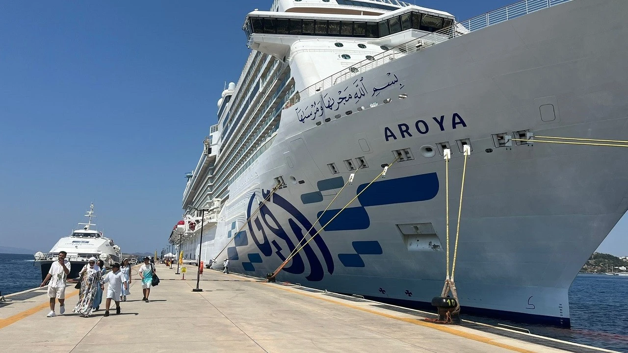 Dev yolcu gemisi Aroya Bodrum'da: İçinde spa, tiyatro ve 15 restoran bulunuyor!