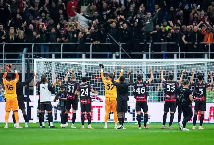ÖZET | Son şampiyon Napoli'yi yenen Milan, liderliğe yükseldi