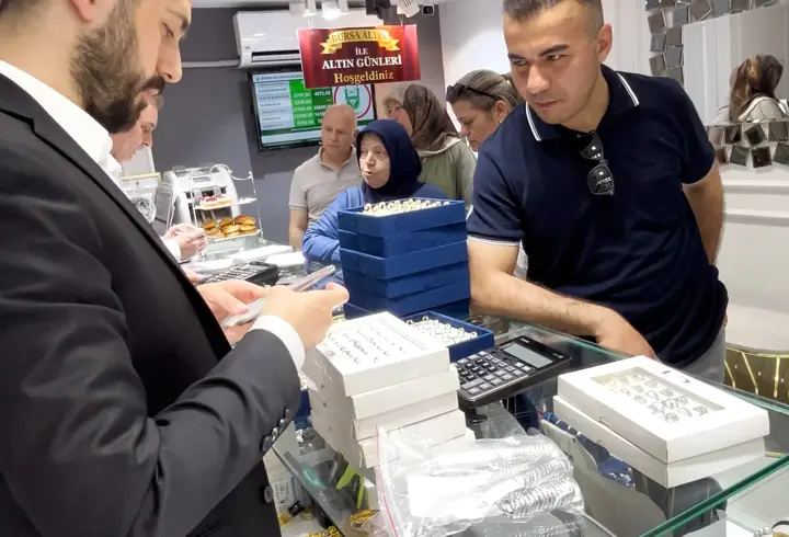 Müşterilerinin 'altın günü'nü kuyumcu dükkanına taşıdı