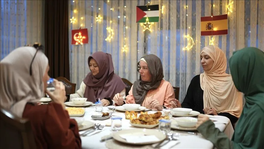 İspanyol ve Güney Amerikalı Müslüman kadınlar Türk ailenin iftar sofrasında buluştu