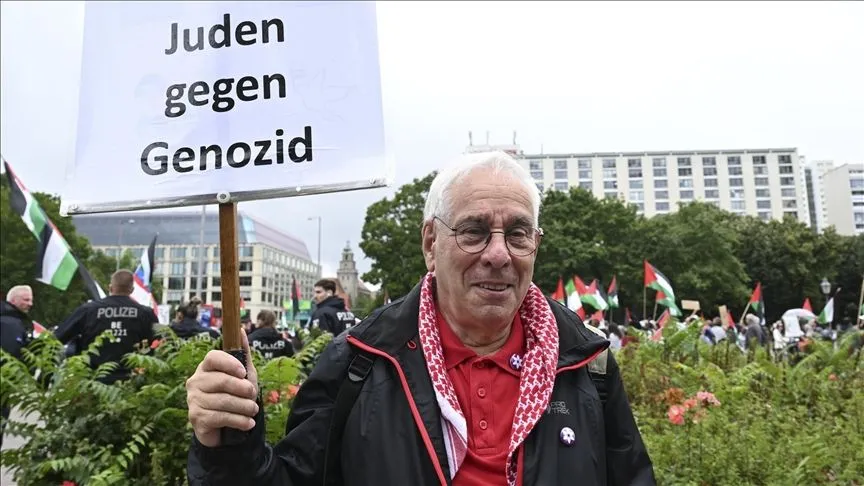 Berlin'de polis tarafından eylemlerde gözaltına alınan Filistin destekçileri AA'ya konuştu