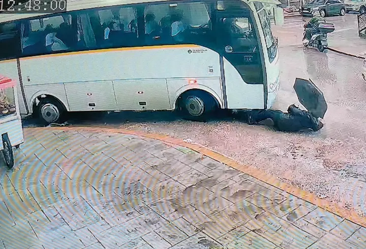 Servis minibüsünün çarpıp sürüklediği kadın yara almadan kurtuldu