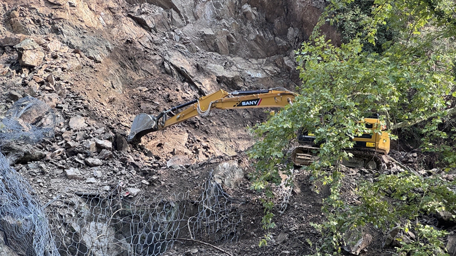 Karabük’te heyelan! Demir yolu hattı seferlere kapatıldı