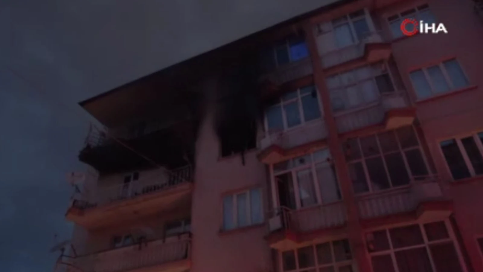 Apartmanda yangın paniği: 11 kişi dumandan etkilendi
