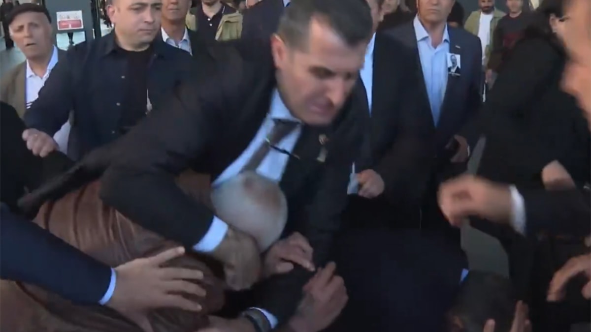 Özgür Özel'e saldırıda dikkat çeken detay: O müdürü valiliğe şikayet ettiler