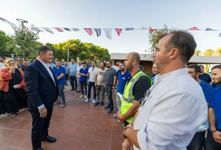 Başkan Tugay Kültürpark Göl Gazinosu’nu işçilerle açtı