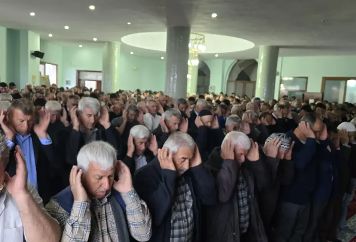 Hatay'da vatandaşlar, bayram namazı için camileri doldurdu