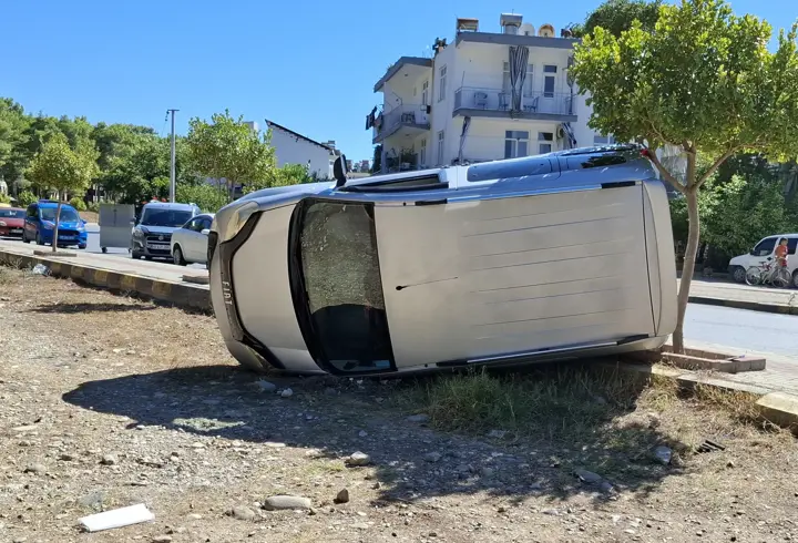 Manavgat'ta 2 otomobilin çarpıştığı kazada 3 kişi yaralandı