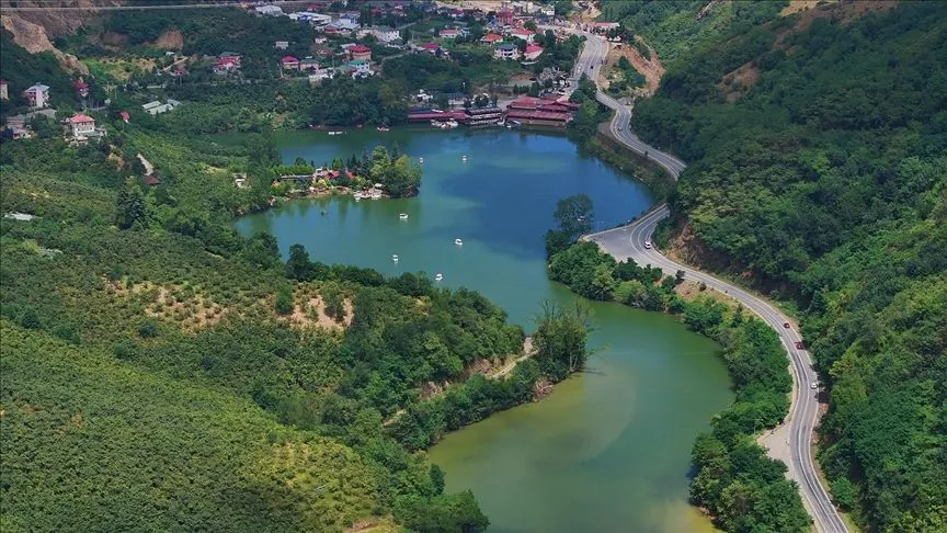 Trabzon'daki Sera Gölü'nde turizm hareketliliği yaşanıyor