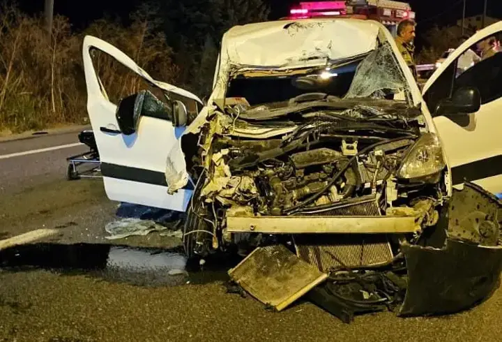 Hafif ticari araç, TIR'a çarptı; 1'i ağır, 2 yaralı