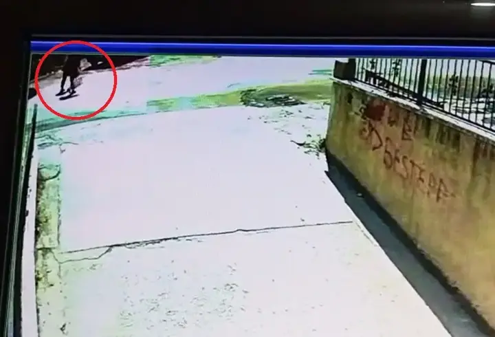Ankara'da hafriyat kamyonunun çarptığı 2 kişi öldü; kaza kamerada
