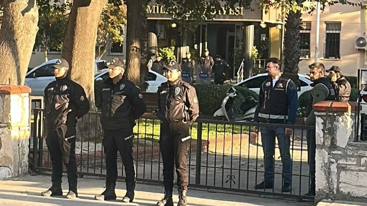 Milas Belediyesi'ne Operasyon: Polis Belediye Binasına Giriş Ve Çıkışları Durdurdu