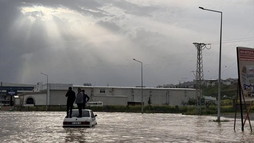 Bazı illerde sağanak hayatı olumsuz etkiliyor