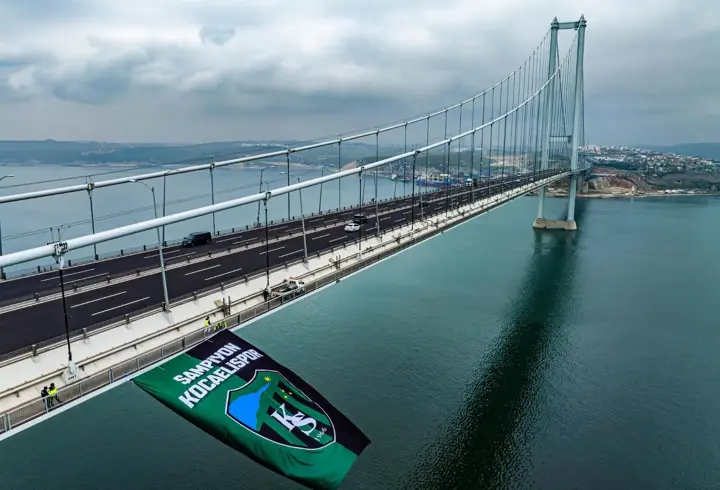 Osmangazi Köprüsü’ne dev Kocaelispor bayrağı asıldı