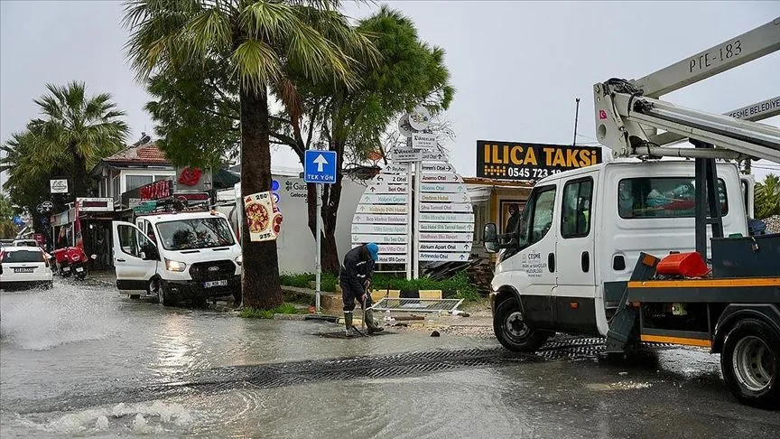 İzmir'in Çeşme ilçesinde sağanak hayatı olumsuz etkiledi