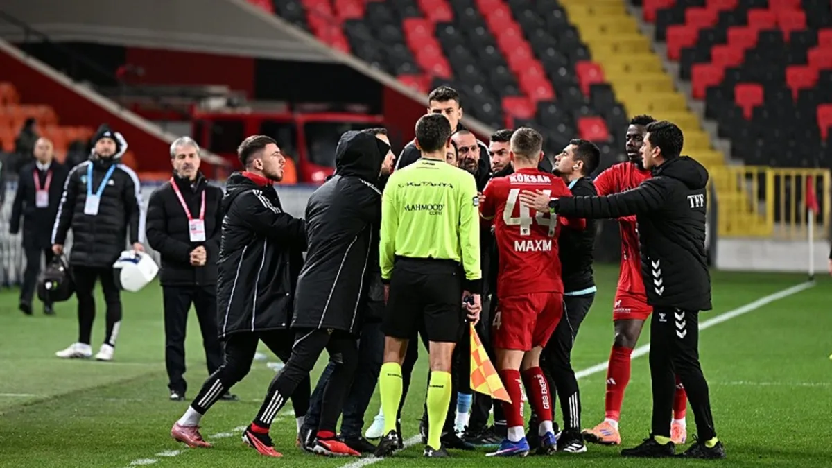 Burak Yılmaz gördüğü kırmızı kart için özür diledi