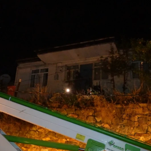 Gümüşhane’de Elektrik Direği 80 Yaşındaki Kadının Evinin Bahçesine Devrildi